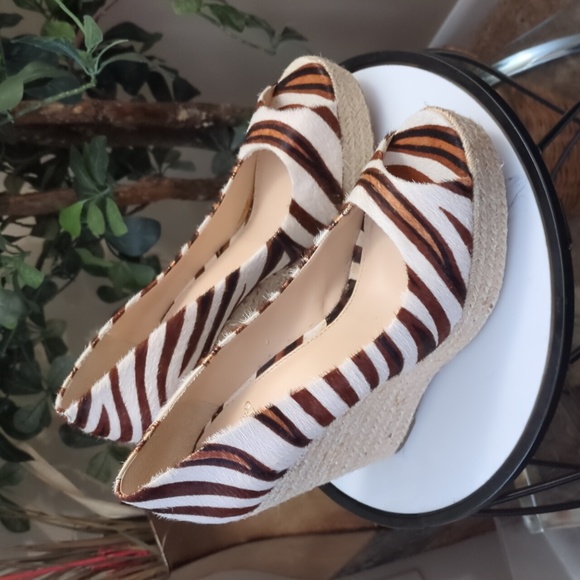 "SALE" 💥Vince Camuto zebra print wedges💥 - Picture 6 of 7